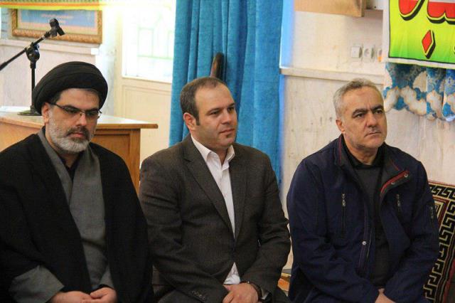 گلباران مزار شهدا توسط شهردار، اعضای شورای اسلامی شهر و مسئولین لاهیجان در دومین روز از دهه فجر انقلاب اسلامی